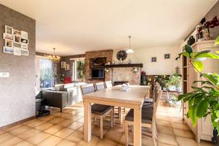 Charmante en ruime villa in een rustige verkaveling te Weelde op een perceel van ca. 820m2. In een rustige, kindvriendelijke verkaveling en...