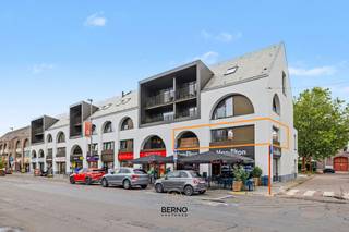 <strong>(Ver)nieuwbouwappartement in het hart van Dendermonde</strong><br /><br />Op een uitstekende locatie in het centrum van Dendermonde bevindt zich dit stijlvolle en energiezuinige (ver)nieuwbouwappartement. Dankzij de centrale ligging woont u hier op wandelafstand van winkels, horeca, scholen, openbaar vervoer en alle voorzieningen die de stad te bieden heeft.<br /><br />Het appartement werd met oog voor comfort en hedendaags woonplezier ingericht. De gezellige leefruimte sluit mooi aan op de moderne, volledig uitgeruste keuken, terwijl de slaapkamer beschikt over een ensuite badkamer, wat zorgt voor een praktische en aangename indeling.<br /><br />Dit appartement vormt de ideale woonst voor starters, alleenstaanden, koppels of investeerders die op zoek zijn naar een zorgeloze investering op een toplocatie.<br /><br />Bovendien geniet u van een uitstekende energieprestatie dankzij het EPC-label A, wat resulteert in een laag energieverbruik en een hoog wooncomfort. Ook een gemeenschappelijke fietsenstalling is aanwezig, een absolute meerwaarde in het stadscentrum.<br /><br />Troeven
<ul>
<li>Vernieuwbouwappartement</li>
<li>EPC A</li>
<li>Slaapkamer met ensuite badkamer</li>
<li>Fietsenstalling aanwezig</li>
<li>Op wandelafstand van winkels, horeca en openbaar vervoer</li>
<li><strong>Slechts 2% registratierechten mogelijk</strong> (onder voorbehoud van de geldende voorwaarden)</li>
</ul>
<br />Bent u op zoek naar een instapklaar appartement op een toplocatie of een interessante investering in het centrum van Dendermonde? Dan is dit appartement beslist een bezoek waard. Voor meer info of een bezoek: niels@berno.be of 052/20.24.40