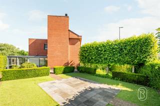 <p>Op zoek naar een ruime en instapklare gezinswoning met tal van mogelijkheden? Deze verzorgde woning in Gullegem combineert comfortabele leefruimtes met een praktische indeling, een zonnige tuin en een garage.<br /><br />Indeling: Je betreedt de woning via de ruime inkomhal met gastentoilet en directe toegang tot de garage. Vervolgens kom je in de grote leefruimte met gezellige zithoek voorzien van een houtkachel en een aparte eetplaats. Aansluitend bevindt zich de keuken met zicht op de tuin en toegang tot de ruime veranda, waar het heerlijk vertoeven is in elk seizoen.<br />Op de eerste verdieping bevinden zich drie volwaardige slaapkamers, waarvan één met praktische dressing, en een badkamer. Bovendien is er ook een zolder aanwezig, wat praktische opbergruimte biedt.<br /><br />Buiten geniet je van een aangename tuin, een oprit en garage. Daarnaast is er vrijblijvend de mogelijkheid om een ruime loods/atelier van 155 m² bij te kopen, toegankelijk via een achterliggende privéweg, ideaal voor zelfstandigen, hobbyisten of extra stockage.<br /><br />Troeven: instapklare en ruime woning, bewoonbare oppervlakte van 222 m² g,arage en oprit, energiezuinig dankzij zonnepanelen, rustige en praktische ligging, mogelijkheid tot aankoop van een loods/atelier van 155 m²<br /><br />Een woning met ruimte en comfort op een vlotte ligging in Gullegem.<br /><br />Interesse? Contacteer ons via feline@immobeguin.be</p>