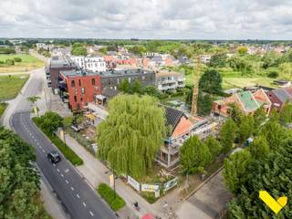 <p><strong>INFO MOMENT Nieuwbouw - Zaterdag 25 juli nodigen we je uit op ons kantoor, Geel Pas 96a om alle nieuwbouw te komen ontdekken.<br />Vrijblijvend welkom tussen 10u en 14u, geen afspraak nodig.<br /><br />Welkom bij Residentie Bens – Stijlvol, eigentijds & comfortabel wonen in het hart van Geel.</strong><br /><br />Residentie Bens is een kleinschalig nieuwbouwproject bestaande uit slechts negen appartementen. Elk appartement werd ontworpen met aandacht voor ruimte, comfort en de toekomst. U geniet van een open leefruimte, 2 of 3 slaapkamers, een ruime badkamer, praktische bergruimte en een aangenaam terras om tot rust te komen in de buitenlucht. De gelijkvloerse appartementen beschikken bovendien over een privatieve tuin.<br /><br /><strong>Troeven:</strong><br />- Energiezuinig: E-peil 10 of lager<br />- Voorzien van privatieve zonnepanelen<br />- Lucht-water warmtepomp<br />- Ventilatiesysteem type D<br />- Hoogwaardige isolatie<br />- Vrijstelling van kadastraal inkomen gedurende de eerste 5 jaar<br />- Ondergrondse staanplaatsen met privatieve kelderberging<br />- Gemeenschappelijke tuin<br />- Afgesloten fietsenstalling<br />- Mogelijkheid tot aankoop aan 6% btw (onder voorwaarden)<br /><br />Dankzij de centrale ligging in Geel heeft u werkelijk alles binnen handbereik: winkels, scholen, horeca, openbaar vervoer en tal van voorzieningen.</p>
<p><strong><span>Prijsinformatie:<br /></span></strong><span>De geadverteerde prijs is <strong>exclusief</strong>: <strong>21% btw</strong>, staanplaats, kelderberging, fietsenstalling, aansluitingskosten, notariskosten en registratierechten op het grondaandeel. Via deze LINK kan u meer informatie terugvinden over de <strong>totaalprijzen</strong> en het voordeeltarief van <strong>6% btw</strong>.<br /></span><br />Heeft u interesse in dit unieke woonproject? Wacht niet te lang en contacteer ons op 014 58 02 08 voor meer informatie.</p>