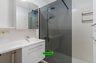 Op een bijzonder aangename locatie, vlakbij zowel het centrum als de Dr. Molenaarsstraat, bevindt zich dit volledig gerenoveerde en uitstekend onderhouden appartement met EPC-label B, ideaal voor wie comfortabel en energiezuinig wil wonen.<br /><br />In de prijs is echter ook een ruime garagebox inbegrepen!<br /><br />Het appartement beschikt over een praktische inkomhal met vestiaire, die toegang geeft tot de lichtrijke woonkamer met ingebouwde kast. Aansluitend bevindt zich de volledig ingerichte keuken, uitgerust met onder andere een oven, microgolfoven, vaatwasser, kookplaten en koelkast. Vanuit de keuken heeft u toegang tot het balkon aan de voorzijde.<br /><br />Verder omvat het appartement een moderne badkamer met inloopdouche en aansluiting voor een wasmachine, een apart toilet en een handige berging.<br /><br />Het slaapgedeelte bestaat uit twee volwaardige slaapkamers. Achteraan bevinden zich twee terrassen, voorzien van ingebouwde kasten met plaats voor bijvoorbeeld een diepvries of droogkast.<br /><br />Extra troeven zijn de privatieve garagebox en de gemeenschappelijke fietsenberging, wat zorgt voor extra comfort en praktische opbergruimte.<br /><br />Een instapklaar appartement dat comfort, ruimte en een praktische indeling perfect combineert.<br /><br />Interesse? Contacteer ons voor meer informatie of een bezoek.<br /><br />