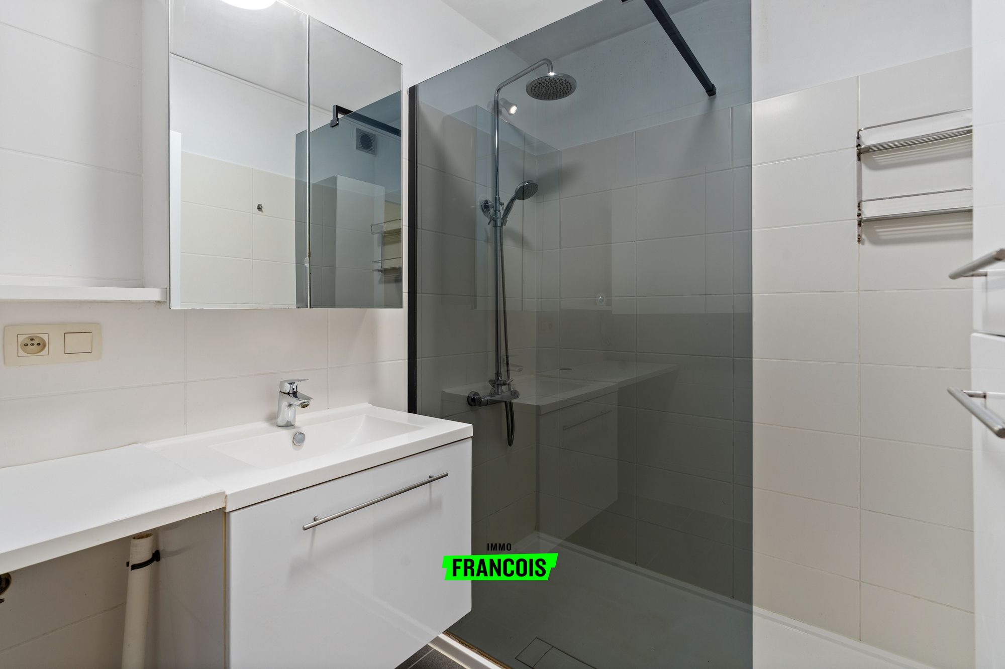 Te koop in Oostende: volledig gerenoveerd 2-slaapkamerappartement met balkon, terrassen en inbegrepen garagebox - foto 3