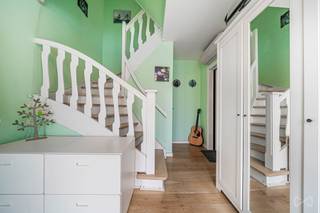 <p>We Invest vous propose cette maison 2 façades idéalement située à Braine-l’Alleud, à proximité de la gare et du Ring.<br /><br />Développant 152 m² sur un terrain de 2,35 ares, cette maison construite en 1972 offre trois chambres, deux terrasses, un jardin et un grenier de 29 m² déjà aménagé.<br /><br />Le rez-de-chaussée se compose d’un hall d’entrée avec WC, d’une buanderie et d’un garage de 24 m².<br />Au premier étage, vous découvrirez un beau séjour de 31 m² et une cuisine équipée. Ainsi qu'une première terrasse de 10 m², accessible depuis le séjour, est reliée au jardin par un escalier.<br />Le deuxième étage accueille trois chambres de 12, 11 et 7 m², cette dernière idéale comme bureau ou chambre d’enfant, ainsi qu’une salle de douche.<br />Le dernier niveau est occupé par le grenier, aménagé en coin bureau ou salon TV, sa hauteur sous plafond est de 1m80.<br /><br />À l’extérieur, vous profiterez d’une seconde terrasse de 15 m², d’un jardin plat orienté ouest et de deux emplacements de parking extérieurs.<br /><br />D’un point de vue technique, le bien bénéficie d’un PEB C, de châssis PVC double vitrage et d’un chauffage ainsi que d’une climatisation assurés par des pompes à chaleur air-air réversibles. L’installation électrique est à remettre aux normes et le revenu cadastral s’élève à 1.395 €.<br />Le bien sera disponible 1 mois après l'acte authentique. <br /><br />Une maison idéale pour une famille souhaitant s’installer près des écoles et créer un intérieur à son image.<br /><br />Informations et visites au 02/319.46.46 ou via demandes.bw.centre@weinvest.be.</p>