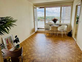 Knusse studio gelegen op de 8e verdieping. Kom binnen in de inkomhal met een ingemaakte vestiaire kast, badkamer met lavabo, douche en toilet, leefruimte met veel lichtinval en toegang tot het ruime terras met zicht op de skyline van Gent. Aparte slaaphoek. Praktische keuken met koelkast, kookplaat, dampkap. Verder hoort er nog een privé kelder bij voor opslag. Rondom het gebouw zijn er voldoende winkelmogelijkheden, alsook vlotte bereikbaarheid met het openbaar vervoer en gelegen nabij invalswegen. Huurprijs: 695 euro/maand + 90 euro/maand (gemeenschappelijke kosten) + 120 euro/maand provisie (water en verwarming met jaarlijkse afrekening). Zelf nog een abonnement voor elektriciteit en internet af te sluiten. Uitermate geschikt voor één persoon. 