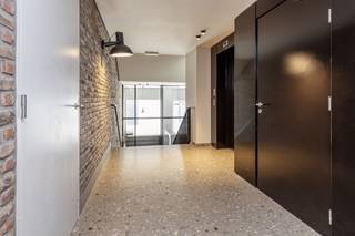 Op zoek naar een stijlvolle en centraal gelegen studio aan de Leuvense Vaartkom? Deze instapklare studio in residentie Hungaria vormt een uitstekende opportuniteit voor zowel eigen bewoning als investering.<br /><br />De studio is volledig bemeubeld en ingericht in de hedendaagse stijl van een city-loft.<br />De hoge plafonds en de grote raampartijen creëren een aangenaam gevoel van ruimte, terwijl de doordachte indeling optimaal gebruikmaakt van elke vierkante meter.<br /><br />De inkomhal leidt naar een compacte maar praktische badkamer, uitgerust met douche, toilet, wastafelmeubel en aansluiting voor een wasmachine. De open keuken beschikt over vier elektrische kookplaten, een dampkap, spoelbak en koelkast en sluit naadloos aan op de woon- en slaapruimte.<br /><br />Fietsen kunnen veilig worden gestald in de gemeenschappelijke fietsenstalling. Bovendien is er de mogelijkheid om een ruime ondergrondse parkeerplaats bij aan te kopen.<br /><br />De ligging aan de Vaartkom is een absolute troef. Deze trendy en sterk ontwikkelende buurt biedt een bruisende mix van winkels, gezellige horecazaken en recreatiemogelijkheden, allemaal op wandelafstand.<br />Daarnaast is de bereikbaarheid uitstekend, met vlotte verbindingen naar de Leuvense ring en de oprit van de E314.<br /><br />De elektriciteit is volledig conform en het gunstige EPC-label B (154) onderstreept de energiezuinigheid van deze studio. <br />De maandelijkse kosten voor deze loft, inclusief provisie verwarming, komen neer op gemiddeld 80 EUR /maand.<br /><br />Bent u op zoek naar een studio voor eigen gebruik of een rendabele investering in Leuven? Neem vandaag nog contact op voor meer informatie of een boek je bezichtiging online of via +32496819081.<br />Bijkomende info (EPC, bodemattest, elektriciteitsattest, enz...) kan U hier downloaden ↓<br />