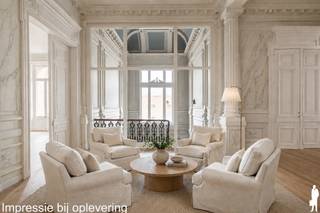 <p><em><strong>Wonen in een beschermd monument, met het comfort van vandaag</strong></em><br />In het hart van Turnhout krijgt één van de meest iconische herenhuizen van de stad een nieuw hoofdstuk. Residentie Het Gerecht is de stijlvolle renovatie van het voormalige Huis Van Hal, een beschermd neoclassicistisch monument uit 1886, ontworpen door architect Pieter-Jozef Taeymans.</p>
<p>Doorheen de jaren deed het gebouw dienst als privéwoning, arbeidsrechtbank en later als decor van het VTM-programma Mijn Pop-Up Restaurant. Vandaag wordt dit uitzonderlijke erfgoed met respect gerestaureerd en omgevormd tot een exclusieve residentie met slechts vier royale villa-appartementen.</p>
<p>Authentieke elementen worden zorgvuldig hersteld, terwijl moderne technieken, hedendaags comfort en een lift discreet worden geïntegreerd. Elk appartement beslaat een volledige verdieping en biedt maximale rust, privacy en ruimte.<br /><br /><strong><em>Het villa appartement op de 1<sup>e</sup> verdieping</em><br /></strong>Dit monumentale appartement biedt bijna 210m² aan woonoppervlakte. De ruimte die we typisch zouden benoemen als “inkomhal” staat bol van de authentieke elementen en de benaming inkomhal doet deze ruimte eigenlijk geen eer aan. Dankzij de grootte en lichtinval is deze ruimte eveneens geschikt als ontspanningsruimte, bureau, of 2<sup>e</sup> zithoek. De leefkeuken, eetkamer en zithoek staan met elkaar in verbinding en genieten langs 2 zijden van natuurlijk daglicht. Openslaande deuren geven uit op het deels overdekte terras aan de achterzijde van ruim 25m², met schitterend zicht op een magnolia boom en de historische gebouwen van het Heilig Graf. De hoofdslaapkamer heeft een ensuite badkamer, de 2 overige slaapkamers delen de 2e badkamer.</p>
<p>Iedere eigenaar beschikt over een private kelderberging (27 tot 39 m²). Daarnaast blijven de historische wijnkelder en authentieke kolenkelder als gemeenschappelijke ruimtes behouden. De lift brengt u bovendien tot in de kelder.</p>
<p>Parkeren doet u onder uw private dubbele carport met aansluitende fietsenstalling. Daarnaast is een gemeenschappelijke afvalberging voorzien.<br /><br /><em><strong>Een hoogwaardige afwerking</strong></em><br />Het appartement wordt volledig afgewerkt opgeleverd, met uitzondering van de definitieve schilderwerken. Een nieuwe parketvloer is al geplaatst, en ook de muren, plafonds, moulures en rozetten worden vakkundig hersteld; de muren krijgen reeds een eerste schilderlaag. Voor de keuken en badkamers kiest u zelf de materialen en inrichting. Hiervoor zijn ruime budgetten in de vraagprijs opgenomen.</p>
<p>Ook technisch wordt alles vernieuwd. Het appartement wordt voorzien van domotica, vloerverwarming, een Viessmann-warmtepomp, ventilatie en voorbereidingen voor een gashaard. Zo geniet u van hedendaags comfort met behoud van het historische karakter.</p>
<p>Het appartement en de kelderberging worden verkocht onder registratierechten (2% of 12%). <br />Op de dubbele carport met fietsenberging is 21% btw van toepassing.</p>
<p>De restauratiewerken zijn volop aan de gang. De oplevering wordt verwacht rond het najaar van 2026.</p>
<p><strong>Een beschermd monument, slechts vier exclusieve villa-appartementen en een penthouse dat zijn gelijke in Turnhout nauwelijks kent.<br /><br /></strong></p>