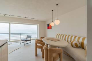 Res. Odysseus.Uitzonderlijk gerenoveerd appartement genietend van een zeer mooie gevelbreedte  (>5,5 m)  op Zeedijk-Knokke, ideaal gelegen tussen...