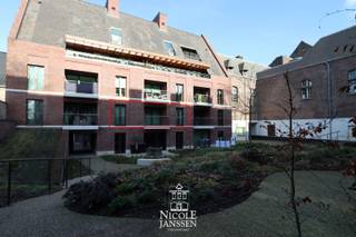 Ontdek dit instapklaar appartement op de eerste verdieping met een toffe indeling. Je geniet hier van een gezellige leefruimte met open keuken, één slaapkamer en een zonnig, deels overdekt terras aan de achterzijde.<br />Extra troeven zijn de private kelderberging en de ondergrondse autostaanplaats.<br />Het appartement ligt in de rustige en mooi gelegen residentie 'De Groene Wal' in Maaseik. Je woont hier centraal in de binnenstad op wandelafstand van de markt en winkels. Een bijkomend pluspunt is de gemeenschappelijke binnentuin, waar je in alle rust kan vertoeven. <br /><br />=> Eerste verdieping<br />- Ruime inkomhal met gastentoilet met fonteintje<br />- Lichtrijke leefruimte met gezellige zithoek en open keuken<br />- De leefruimte is voorzien van tegelvloer vloerverwarming<br />- De keuken is praktisch ingedeeld <br />- Groot schuifraam met toegang tot het overdekt terras<br />- Ruime slaapkamer met aansluitend de badkamer<br />- Badkamer met betegelde inloopdouche en dubbele lavabo in badkamermeubel<br />- Praktische berging met aansluiting voor wasmachine<br />- Gezellig overdekt terras aan de achterzijde met zicht op de binnentuin<br /><br />=> Indeling<br />- Eerste verdieping: inkomhal, gastentoilet, woonkamer met open keuken, praktische berging/wasplaats, slaapkamer, badkamer, overdekt terras <br />- Kelder: autostaanplaats nr. 12, kelderberging nr. 1.08