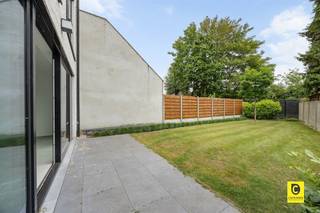 <p><span>Energiezuinig gelijkvloers appartement met terras en gemeenschappelijke tuin </span></p><p><span>Welkom in dit energiezuinige gelijkvloerse appartement, gelegen in een recent gebouwd appartementsgebouw aan de Schuurveldlaan. Hier geniet u van modern wooncomfort, een uitstekende label A en een aangename combinatie van binnen- en buitenruimte. Dankzij de energiezuinige technieken zoals de vloerverwarming, ventilatiesysteem type C+ én de aanwezige zonnepanelen, woont u hier niet alleen comfortabel maar ook bijzonder energie-efficiënt en toekomstgericht.</span></p><h2><span>Ligging</span></h2><p><span>Dit appartement heeft een zeer gunstige en strategische ligging aan de Schuurveldlaan, in de nabijheid van zowel het dorpscentrum van Wilrijk als Aartselaar. Daarnaast geniet u van een uitstekende verbinding naar de belangrijkste invalswegen richting Antwerpen en Brussel, wat deze locatie bijzonder interessant maakt voor pendelaars. U woont hier in een rustige woonomgeving met toch alle voorzieningen zoals winkels, scholen, horeca en openbaar vervoer binnen handbereik.</span></p><h2><span>Indeling</span></h2><p><span>Via de inkomhal, afgewerkt met een stijlvolle grijze tegelvloer, komt u meteen in een lichtrijke en aangename sfeer terecht. De inkomhal geeft toegang tot de verschillende ruimtes en leidt u verder naar de ruime leefruimte met open eilandkeuken.</span></p><p><span>De leefruimte geniet van uitzonderlijk veel natuurlijk licht dankzij de hoogrendements aluminium raampartijen over de volledige breedte. Deze bieden bovendien een mooi zicht op het privatieve terras en de gemeenschappelijke tuin. Twee ramen zijn voorzien van vliegenramen voor extra comfort. Via de schuifdeur bereikt u het privatieve terras van ca. 14 m², waar het heerlijk vertoeven is. De aanpalende gemeenschappelijke tuin voelt dankzij de beschutting quasi privatief aan en biedt een rustige groene omgeving om te ontspannen of gasten te ontvangen.</span></p><p><span>De open eilandkeuken is modern en hoogwaardig afgewerkt met onder meer een composiet werkblad en beschikt over alle hedendaagse toestellen: vaatwasser, oven, inductiekookplaat, koelkast, diepvries en voldoende kastruimte. Aansluitend bevindt zich een praktische berging met extra stockageruimte.</span></p><p><span>Verder bevindt zich links van de inkomhal de ruime slaapkamer, met voldoende plaats voor een dubbel bed en kastruimte. De badkamer is modern afgewerkt en voorzien van een inloopdouche, lavabo en handdoekradiator. Daarnaast is er nog een aparte technische ruimte met aansluiting voor wasmachine en droogkast.</span></p><p><span>In de ondergrondse verdieping beschikt u over een zeer ruime kelderberging, bereikbaar via lift of trap. Tevens is er een gemeenschappelijke fietsenberging aanwezig. De ondergrondse autostaanplaats dient verplicht mee aangekocht te worden voor een vraagprijs van 20.000 euro</span></p><p><span>Een extra troef is dat de aankoop kan gebeuren onder registratierechten (2%) in plaats van btw, wat financieel zeer interessant is.</span></p><h2><span>Troeven</span></h2><ul><li><span>Energiezuinig appartement met label A </span></li><li><span>Zonnepanelen aanwezig </span></li><li><span>Vloerverwarming </span></li><li><span>Ventilatiesysteem type C+ </span></li><li><span>Recent bouwjaar </span></li><li><span>Privatief terras en gemeenschappelijke tuin met quasi privatief gevoel </span></li><li><span>Zeer ruime kelderberging </span></li><li><span>Gemeenschappelijke fietsenberging </span></li></ul><p><span> </span></p><p><span>Dit appartement combineert comfort, luxe en een uitzonderlijk buitengevoel op een toplocatie in Wilrijk.</span></p><p><span> </span></p>