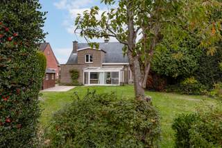 Aangename, zonnige villa met prachtige tuin te Zomergem.Deze woning is (deels) te renoveren maar beschikt over een heel degelijke basis en structuur...