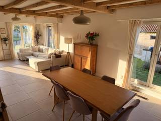 <p>In optie</p><p>Ben je op zoek naar een woning waar je meteen kan thuiskomen? Deze gerenoveerde vrijstaande woning ligt in een rustige straat in Pulle en combineert ruimte, licht en hedendaags wooncomfort met mooie authentieke elementen.</p><p>Via de vernieuwde voordeur kom je in de ruime inkomhal met plaats voor een vestiaire en een apart gastentoilet. Op het gelijkvloers zijn er vier slaapkamers, een badkamer met bad, lavabo en toilet en een aparte wasplaats.</p><p>De ruime, lichte living vormt het hart van de woning. De originele vol eiken deuren en houten balken werden professioneel gezandstraald en geven het interieur extra karakter. De open keuken is volledig uitgerust met een grote koelkast en diepvries, stoomoven, combi-oven/microgolfoven, inductiekookplaat met vijf kookzones en vaatwasser.</p><p>Aansluitend ligt de veranda met zicht op de tuin en de achterliggende weien. Een heerlijke plek om van het groen en de rust te genieten.</p><p>Via een nieuwe vaste eiken trap bereik je de volledig afgewerkte en geïsoleerde zolder, met twee nieuwe Veluxramen met verduistering en vliegenramen en airconditioning.</p><p>Ook praktisch zit je hier goed, met een dubbele garage met veel mogelijkheden en een lange oprit. Overal is dubbele beglazing en zijn er rolluiken. De woning heeft EPC-label C, een nieuwe warmtepompboiler, conforme elektriciteit en is asbestveilig. Ze werd bovendien recent volledig geschilderd.</p><p>Een instapklare woning met karakter, veel ruimte en een prachtig groen uitzicht. Klaar voor nieuwe bewoners.</p>