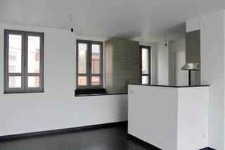Duplex nieuwbouwappartement van 2010 pal in het centrum van Tienen. Grote markt, station, winkels, scholen, bushalte, ... te voet...