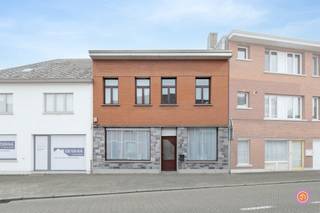 Vandaag nemen we je mee naar deze ruime woning in het hart van Oppuurs, een rustige en landelijke deelgemeente van Sint-Amands.Bij het betreden van...