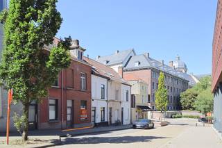 <p>Verschillende woonbelevingen zijn hier te realiseren, van een sfeervol gezinshuis of een perfecte thuis voor studerende kinderen tot een moderne stadswoning.<br />De ligging maakt het mogelijk om snel te genieten van alle lokale voorzieningen (gezellige koffiebars, restaurants en winkels) en de charme van Gent, alles op wandel- of fietsafstand in één van de meest gegeerde buurten van Gent.<br />Dit is dé kans om te investeren in een woning met potentieel op een absolute topligging!<br /><br />-Op het gelijkvloers bevinden zich een inkomhal, een gezellige leefruimte, een aparte keuken, een badkamer, een extra kamer die perfect kan dienen als slaapkamer of bureau en een kleine koer. <br />-De eerste verdieping beschikt over twee slaapkamers.<br />-Onder het dak bevindt zich een ruime derde slaapkamer met aangrenzende bergruimtes, die desgewenst kunnen worden geïntegreerd om nog extra wooncomfort te creëren.<br />-Daarnaast beschikt de woning over een droge kelder.<br /><br />Deze woning vraagt een grondige renovatie, maar biedt tegelijk een unieke kans om een eigendom volledig naar eigen smaak en volgens de hedendaagse woonnormen in te richten. Dankzij de uitstekende ligging en de praktische indeling vormt dit pand een ideale gezinswoning, een perfecte thuis voor studerende kinderen of een interessante investering in een buurt waar de vraag naar woningen bijzonder groot blijft.<br /><br />Troeven<br /><br />* Topligging nabij de Arteveldehogeschool en het Sint-Pietersplein. Sint-Pietersplein, winkels, horeca, campussen en openbaar vervoer in de directe omgeving. Station Gent-Sint-Pieters en belangrijke invalswegen vlot bereikbaar.<br />* Drie volwaardige verdiepingen.<br />* Mogelijkheid tot vier slaapkamers.<br />* Droge kelder.<br />* Renovatieproject met uitzonderlijk potentieel.<br /><br />EPC 922kWh/(m<sup>2</sup>jaar), energielabel F (renovatieplicht)<br />Geen overstromingsgevoelig gebied: P-score A, G-score A<br />Stedenbouwkundige inlichtingen: voorkooprecht, woongebieden met cultureel, historische en/of esthetische waarde, vergunningen, geen verkavelingsvergunning, geen rechterlijke maatregel of bestuurlijke maatregel opgelegd. <br />KI 255<br />Perceeloppervlakte 54m<sup>2</sup><br />Niet-asbestveilig: 2 asbestmeterialen (plat dak zorgvuldig beheren, plafonds en wanden zolderkamer verwijderen)<br /><br /><strong>Voor meer info of een bezoek bel 0475757251 of mail philip@ocvastgoed.be</strong></p>