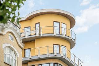 Te koop: Lichtrijk appartement met zicht op zee en de Dumontwijk, voorzien van 2 slaapkamers en een terras, op een topligging in De Panne en op wandelafstand van het strand.GEEN RENOVATIEPLICHT! Welkom in dit charmante appartement gelegen in het gezellige kustdorp De Panne. Dit pand bevindt zich in een karakteristieke art-decobouw op een uitstekende locatie, vlak in het hart van het dorp waar alles binnen handbereik is.Het appartement beschikt over twee ruime slaapkamers die voorzien zijn van natuurlijk licht en bieden voldoende ruimte. De woning is uitgerust met één badkamer voldoende terras met zicht op de stad en een kelder. De ligging van dit pand is een groot voordeel. Vanuit het appartement kunt u gemakkelijk naar het strand wandelen en de onmiddellijke omgeving beschikt over een uitgebreid aanbod aan winkels, restaurants en cafés, wat het dagelijks leven aangenaam en gemakkelijk maakt.Laat deze gelegenheid niet voorbijgaan en ontdek zelf het potentieel van dit fijne appartement in De Panne. Neem vandaag nog contact op voor een bezichtiging.Te koop via Immo Beguin, jouw vastgoedexpert sinds 2009, met kantoren in Ronse, Waregem, Kortrijk, Deinze, Doornik, Lessines, Moeskroen en Nieuwpoort.