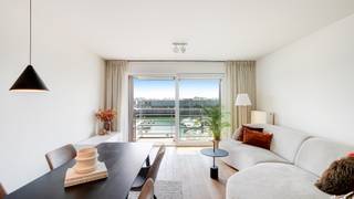 Fantastisch gelegen appartement met een panoramisch open zicht over de jachthaven en de aangemeerde zeilboten van Zeebrugge. Zonder twijfel één van de mooiste locaties aan onze kust en dit in combinatie met een perfecte oriëntatie richting het zuiden. Het appartement beschikt over 2 slaapkamers en een leuk terrasje aan de voorzijde.<br /><br />Bovendien geniet het appartement van een energielabel A en een conforme elektriciteitskeuring.<br />Kortom: volledig instapklaar en mee met de hedendaagse normen.<br /><br />Indeling:<br />Inkomhal met ingebouwde vestiaire en gastentoilet, een sfeervolle woonkamer met een massief parket, een ingerichte open keuken, een verzorgde badkamer en 2 slaapkamers.<br />Private kelderberging inbegrepen in het gebouw.<br /><br />Zonder twijfel een topper in zijn soort.<br /><br />Meer informatie of een vrijblijvend bezoek?<br />Contacteer Sacha Vanrafelghem op GSM 0487/43.79.10.