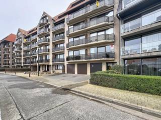 Super ruim woonappartement gelegen in een rustige straat te Bredene op wandelafstand van de duinen.Het appartement is gelegen op de eerste verdieping in een kleinschalig net onderhouden gebouw.De ruime inkomhall geeft toegang tot de omvangrijke living met overvloedige lichtinval. De woonkamer heeft een terras aan zonnezijde. De aparte woonkeuken is volledig ingericht en beschikt over een terras en een aparte bergkamer.Er zijn 3 volwaardige slaapkamers en een ruime badkamer met bad.Pluspunten:- ideale ligging tov zee en winkelcentrum- zeldzaam woonappartementAlgemene kosten: 70€/maandBen je geïnteresseerd in dit pand te huur in Oostende? Ga naar de website www.dewaele.com, klik op het pand dat je wenst te huren. Via de rode knop "vraag je bezoek aan" vragen we u kort een profiel in te vullen. Daarna nemen we contact op voor een bezoek. Telefonisch kunnen er geen afspraken gemaakt worden.