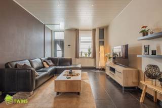 <p><span>Charmante starters- en gezinswoning met tuin in Hamme </span></p><p><span> </span></p><p><span>Deze eigendom is gelegen in de rustige omgeving van Hamme en bevindt zich op enkele minuten van het centrum, openbaar vervoer en allerlei handelszaken. </span></p><p><span>Deze gezinswoning is gebouwd in het jaar </span><span>1935</span><span> en werd in </span><span>2007</span><span> grondig gerenoveerd. De woning is gelegen op een gezellig perceel van </span><span>1a 55ca </span><span>en heeft een bruikbare vloeroppervlakte van </span><span>96</span><span> </span><span>m².  </span><span>Deze woning biedt een comfortabele leefruimte en is ideaal voor gezinnen die opzoek zijn naar een aangename woonomgeving. </span></p><p><span> </span></p><p><span>Als Indeling</span><span>:</span><span> op het </span><span>gelijkvloers</span><span> bevindt zich een ruime en lichtrijke woonkamer met aansluitend een volledig uitgeruste open keuken, badkamer voorzien van inloopdouche, een toilet en een badkamermeubel. Alsook is er een ruime berging die uitgeeft op het terras en de volledig afgesloten, zonnige tuin met visvijver. </span></p><p><span> </span></p><p><span>Op de </span><span>eerste</span><span> </span><span>verdieping</span><span> hebben we een nachthal met toegang naar de 2 slaapkamers. In éen van de slaapkamers bevindt er zich een mezzanine die momenteel is ingericht als bureauruimte. </span></p><p><span> </span></p><p><span>De verwarming is voorzien via CV op aardgas met een condensatie ketel (CE “HR-Top”) maar ook via een </span><span>recent </span><span>geplaatste warmtepomp (lucht/lucht) | elektriciteit volledig </span><span>CONFORM</span><span> volgens het </span><span>AREI </span><span>| ramen in pvc/alu met </span><span>dubbel</span><span> </span><span>glas</span><span> |</span><span> </span><span>deze woning heeft een mooie energiewaarde van </span><span>209 kwh/m² </span><span>en een </span><span>LABEL C </span><span>waardoor u kan genieten van een laag energieverbruik en ook </span><span>GEEN renovatieplicht</span><span> hebt in deze woning | de woning is ook </span><span>asbestveilig.</span></p><p><span> </span></p><p><span>Aankoop reeds mogelijk met 2 % registratierechten voor eigen bewoning.</span></p><p><span>Voor meer info of een bezoek: </span><span><span>info@immotwins.be</span></span><span> - 052/55.55.55. Maak uw afspraak T. 052 55 55 55 - <span>info@immotiwns.be</span></span><span> - <span>www.immotwins.be</span></span><span> </span></p><p><span> </span></p>