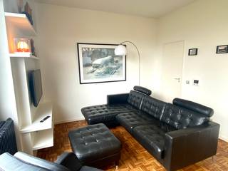 Deze mooie en recent gerenoveerde studio is volledig gemeubeld en top gelegen vlakbij de Zoo en het Stadspark, wat zorgt voor het mooie uitzicht.<br /><br />In de inkom vindt u aan de linkerkant een handige vestiaire, zowel jassen als schoenen kunnen hierin worden opgeborgen. Verder is er ook nog het aparte toilet met eigen handenwasser.<br /><br />De woonkamer heeft een mooie authentieke parketvloer en is functioneel ingericht met prachtige meubelen. Vanuit de comfortabele zetel kan u wegdromen met de smart tv. De twee grote ramen zorgen voor veel licht en een stukje groen.<br />De moderne keuken is uitgerust met ijskast, inductiekookplaat, oven en microgolfoven. Bovendien zijn ook alle bestek, servies en potten en pannen voorzien!<br /><br />De slaapkamer heeft een groot bed als een wolk en een handige dressing met kluisje. De badkamer is ensuite en heeft een ligbad/douche, lavabo en wasmachine en droger.<br /><br />Alle ruimtes zijn ook uitgerust met verduisterende gordijnen.<br /><br />De gemeenschappelijke kosten bedragen €80/maand. Hierin zit privatief verwarming en water inbegrepen, alsook het onderhoud van de algemene delen. <br /><br />Interesse? Plan snel uw afspraak in!
