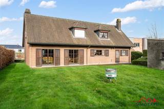 Op een uitzonderlijk perceel van 1.085 vierkante meter  vind je deze ruime gezinswoning ( 210 m) met zuidgerichte tuin en stevige structuur...