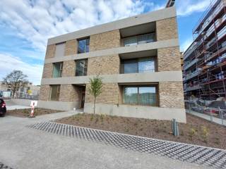 <span><strong>Lichtrijk nieuwbouw 1 slaapkamer appartement met zonneterras. Het appartement is centraal gelegen aan Park Van Eden, nabij winkels, openbaar vervoer, scholen, ziekenhuizen, </strong></span><strong>belangrijke in-en uitvalswegen<br /><br /></strong>Dit appartement maakt deel uit van een woonproject dat aangesloten is op het grootste residentiële geothermische warmtenet van Vlaanderen. Met een indrukwekkende 80% onafhankelijkheid van het energienetwerk, biedt dit systeem het meest duurzame en energiezuinige warmte- en koelsysteem beschikbaar op de markt. Dit resulteert in een aanzienlijke daling van uw energiekosten.<br /><span><br /><span><strong>INDELING:</strong></span><br />INKOMHAL met apart gastentoilet, vestiaire kast en wasplaats/berging.<br />Lichtrijke LEEFRUIMTE ca. 33m² op stenen vloer met open ingerichte KEUKEN voorzien van opbergkasten en toestellen; kookplaat, dampkap, oven, afwasmachine, spoelbak, ijskast en diepvriesvak. Aansluitend aan de leefruimte het TERRAS waar u heerlijk kan genieten van een zomerse dag. Aparte SLAAPKAMER ca. 11m² met kast.<br />Ingerichte BADKAMER voorzien van een inloopdouche, een lavabo in een meubel en een handdoekdroger.<br /><br />Tuinen van Eden staat bekend om zijn unieke, warm-minimalistische en eigentijdse uitstraling. Dit is te danken aan de gerenommeerde architecten Johannes Norlander uit Zweden en hama architecten uit Antwerpen. Zij hebben een ontwerp gecreëerd dat vorm, schoonheid en functionaliteit combineert in een karaktervolle, verfijnde architectuur. Hun minimalistische ontwerpen, die werken met sobere, natuurlijke materialen, gaan harmonieus op in het omringende landschap en stralen kracht uit in alle eenvoud.<br /><br /><span><strong>BIJZONDERHEDEN: </strong></span><br />* Nieuwbouw - Eerste bewoning <br />* Ruim terras met berging<br />* Fietsenberging<br />* Vloerverwarming, zonnepanelen, conforme keuring<br />* Algemene kosten €175/maand voor Privé warm water en verwarming, gemene delen, syndicus, lift, tuinonderhoud,...<br />* Autostaanplaats apart te huur : €125/maand</span>