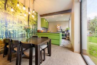 Kom deze energiezuinige woning ontdekken op zaterdag 19 september, tussen 11u en 16u (enkel op afspraak).<br /><br />Deze uitzonderlijke woning is een investering in jouw toekomst: doordacht ontworpen op het vlak van energieopwekking en energieverbruik, met ecologisch materiaalgebruik dat warmte en comfort combineert met duurzaamheid. Een thuis om vandaag van te genieten, en morgen nog steeds op te kunnen rekenen.<br /><br />Wat deze woning zo bijzonder maakt, is hoe ze meegroeit met jou. De indeling is slim afgestemd op verschillende levensfasen: of je nu een gezin sticht, je kinderen ziet uitvliegen, kangoeroewonen of gewoon op zoek bent naar een thuis die zich aanpast aan wat het leven brengt? Hier past de woning zich aan jou aan, en niet omgekeerd.<br /><br />En er is meer! Deze verstandig geconcipieerde woning is ook vergund voor de uitbating van een gastenkamer. Een unieke troef die zorgt voor een mooie bijkomende opbrengst. <br /><br />Wat maakt deze woning nog meer bijzonder?<br />👉 Meer dan 300 m² bewoonbare oppervlakte!<br />👉 EPC-label B, dankzij recente en grondige renovatiewerken.<br />👉 Energiezuinig, ecologisch én helemaal klaar voor morgen.<br /><br />Interesse in deze toekomstgerichte woning?<br />Maak een afspraak en kom het zelf ervaren.<br /><br />Contacteer Katrien voor het inplannen van uw bezoek:<br />📞 0477 46 53 11<br />📩 katrien@waeyler.be