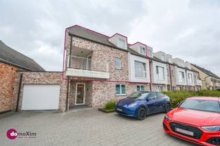 Aangenaam duplex appartement met mooi terras & dubbele ondergrondse parking in Kampenhout Aan de aloude Haachtsesteenweg, een bron van winkels,...