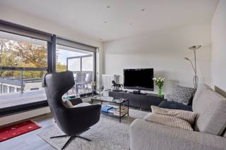 In de Gasthuisstraat in Geel vinden we dit energiezuinige appartement terug, afgewerkt met kwalitatieve materialen. Gezien de centrale ligging zijn de Markt van Geel en de Nieuwstraat alsook alle nodige faciliteiten zoals horeca, openbaar vervoer, winkel, scholen... op wandelafstand. <br /><br />Beschrijving:<br />Via de lift bereiken we het appartement op de eerste verdieping. De inkomhal met vestiaire en apart gastentoilet brengt ons bij de volledig uitgeruste open keuken, die naadloos over gaat naar de lichtrijke leefruimte dewelke toegang geeft tot het grote terras. Verder beschikt het appartement over een koele berging/wasplaats en 2 volwaardige slaapkamers alsook een badkamer met ligbad, inloopdouche en dubbele wastafel.<br /><br />Bijkomend is er verplicht een uitzonderlijk grote garage bij aan te kopen voor een meerprijs van € 20.000.<br /><br />Extra:<br />- Energiezuinig, EPC-label: A<br />- Lift aanwezig<br />- Conforme elektriciteit<br /><br />Voor meer info en/of een plaatsbezoek kan u ons contacteren via 014/72.73.74 of info@vastengoed.be<br /><br />Wenst u een gratis schatting van uw eigendom? Contacteer ons voor een afspraak via 014/72.73.74.