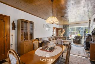 Voor meer info en foto’s, surf naar www.swevers.be – In de rustige Broekomstraat in Borgloon vindt u deze vrijstaande woning met een bewoonbare oppervlakte van 431 m² op een perceel van 18 are 77 centiare. De woning, gebouwd in 1972, biedt een uitstekende basis voor een totaalrenovatie en is ideaal voor wie een ruime gezinswoning volledig naar eigen smaak wil inrichten. Dankzij de ligging in woongebied met landelijk karakter, gecombineerd met een achterliggend agrarisch gebied, geniet u hier blijvend van een prachtig open uitzicht op het omliggende groen. Binnen beschikt de woning over een ruime woonkamer van 36 m², een keuken met renovatiepotentieel, drie slaapkamers van 16 m², 10 m² en 16 m² en een badkamer die volledig vernieuwd kan worden. Extra troeven zijn de kelder van circa 120 m², een zolder van ongeveer 30 m² en een inpandige garage, die samen zorgen voor bijzonder veel opslag- en gebruiksruimte. Buiten biedt het ruime perceel met oostelijke oriëntatie tal van mogelijkheden voor een mooie tuin, speelruimte of een gezellig terras. Ondanks de rustige, landelijke ligging bevinden winkels, scholen, horeca en ontspanning zich op slechts 1,5 km. Openbaar vervoer ligt op 600 meter en de snelweg bereikt u op 9 km. De woning wordt momenteel verhuurd.<br /><br />Dit pand is onderworpen aan de renovatieverplichting van de Vlaamse overheid voor residentiële gebouwen (behoudens bij sloop binnen 5 jaar na de aankoop). Consulteer voor meer informatie de website van het Vlaams Energie- en Klimaatagentschap via https://www.vlaanderen.be/een-huis-of-appartement-kopen/renovatieverplichting-voor-residentiele-gebouwen.<br /><br />Bent u op zoek naar een woning met veel ruimte, renovatiemogelijkheden en een prachtig groen uitzicht? Dan is deze open bebouwing beslist een bezoek waard. Voor meer informatie, bel 011 255 155. Bron bewoonbare oppervlakte: EPC – verslag.
