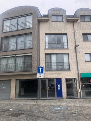 Zeer centraal gelegen en Instapklaar kantoor te Ekeren<br /><br />Op deze zichtlocatie bieden wij een centraal gelegen gelijkvloers kantoor aan dat ideaal is voor vrije beroepen, administratie, consultancy of als praktijkruimte. Een commerciële handszaak kan ook een perfecte bestemming zijn voor dit karakterpand.<br />Dankzij de hoekligging geniet het pand van een goede zichtbaarheid en een vlotte bereikbaarheid. Bovendien zijn er onmiddellijke parkeermogelijkheden in de straat, wat een extra troef vormt voor zowel klanten als medewerkers.<br /><br />De kantoorruimte is functioneel ingedeeld en omvat:<br />* een inkomhal met balie en wachtgedeelte, ideaal voor ontvangst van cliënten<br />* afzonderlijke kantoren die rust en privacy bieden<br />* een keukengedeelte voor dagelijks comfort<br />* een archiefruimte / bergruimte voor administratieve opslag<br />* een sanitair gedeelte<br /><br />Deze kantoorruimte op het gelijkvloers combineert een topligging, toegankelijkheid en functionele indeling, waardoor het pand perfect geschikt is voor professionele activiteiten.<br /><br />Dit vastgoed wordt u aangeboden via het biedplatform van COVAST. Indien u belangstelling heeft om een bod uit te brengen kan dit enkel via ALBERT immo.<br />Wanneer uw bod weerhouden wordt door de verkoper zal u als koper eveneens instaan voor de betaling van het honorarium aan COVAST, dat vastgesteld is op 7,26 % van de geboden prijs. Alle wettelijke opzoekingen kunt u bekomen na contactname met Albert B2B.<br /><br />Bent u op zoek naar een multifunctionele handelsruimte of kantoorruimte, neem dan voor meer inlichtingen of een bezoek op afspraak contact op met ALBERT B2B, Dominique Baes op 0498/12.82.20 of via dominique.baes@albert.immo