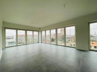 Nieuwbouw penthouse in het centrum van Mol met 2 slaapkamers.
Rustige ligging en toch op wandelafstand van winkels, scholen en horeca.
Dit penthouse is gelegen op de vierde verdieping van het gebouw.
Via de ingang komt men in een ruime hal met een apart gastentoilet.
Aansluitend is er een gezellige leefruimte met veel licht en een open keuken.
Het oost gerichte terras is te bereiken via de leefruimte of via de slaapkamers.
De badkamer is ingericht met een ligbad en inloopdouche.
Bijzonderheden:
- Nieuwbouw
- Ondergrondse parking inbegrepen in de huurprijs
- Absolute TOP locatie
- Volledig voorzien van verlichting
- Vloerverwarming
- Zonnepanelen