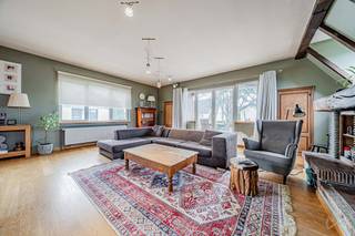 -- JEZUS-EIK --- Gelegen in een gewilde residentiële wijk – BLOEMENWIJK – biedt dit prachtige appartement (duplex) van +/- 288 m² een aangename...