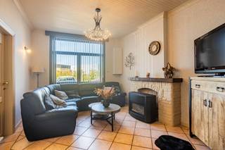 <p><strong>Charmante gezinswoning met 4SLPK en tuin</strong></p>
<p>Deze gezellige gesloten bebouwing combineert comfort, ruimte en een centrale ligging!</p>
<p>Op het gelijkvloers verwelkomt de inkomhal je met een apart toilet. De lichte leef- en eetruimte vormt samen met de ruime keuken een open geheel, ideaal voor gezellige momenten met familie of vrienden. Aansluitend vind je een veranda met zicht op de mooie tuin met tuinhuis en vijver.</p>
<p>De eerste verdieping biedt een badkamer met bad, douche, dubbele lavabo en toilet, en 2 slaapkamers.<br />Op de tweede verdieping, bereikbaar via een vaste trap, bevinden zich nog 2 extra kamers.</p>
<p><strong>Extra troef</strong>: een kelder voor al je opbergruimte!</p>
<p>De woning ligt centraal, dichtbij winkels, scholen en openbaar vervoer, met vlotte verbindingen naar belangrijke invalswegen.<br />Kortom, een instapklare woning met karakter die meteen aanvoelt als thuis! 🏡</p>
<p>Benieuwd? <br />Maak een afspraak met Katrien: 0473/42.76.99. – katrien@cornelis-partners.be</p>
<p><strong>Vraagprijs: € 279.000</strong></p>