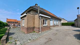 Multifunctioneel gebouw zijnde een voormalig schoolgebouw gelegen te Geetbets. Ideaal voor uitbating zelfstandige activiteit of dienstensector of vrij beroep of als groepspraktijk voor dokters, kinesisten enz... Het pand is langs achteraan bereikbaar met wagen en heeft meerdere toegangen. Het onroerend goed omvat nu op het gelijkvloers: 5 grote ruimten en 2 grote ruimten op 1ste verdieping. Riolering, elektriciteit en centrale verwarming is aanwezig. Contacteer ons snel om eens een bezoek te brengen.