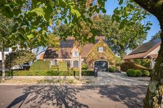 Instapklare, ruime en energiezuinige villa op ca. 683 m² in een rustige doodlopende straat te Putte-Kapellen. Deze perfect onderhouden...