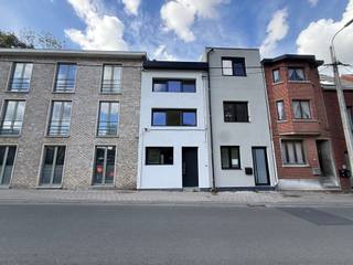 LEDE - Gerenoveerde woning met tuintje in de dorpskern.<br /><br />Inschrijven voor het geplande bezoekmoment kan via onze website => www.immoderas.be/afspraak-instructies<br /><br />Deze gerenoveerde woning bevindt zich op wandelafstand van het station. Verschillende winkels en scholen zijn in de directe omgeving.<br />De E40 bereikt u binnen de 10 min.<br /><br />De woning omvat een leefruimte, geïnstalleerde keuken (vaatwasser, oven, koelkast, keramische kookplaat, badkamer (douche, toilet, wastafel), 4 grote slaapkamers en één kinderkamer. Verder beschikt de woning over een gezellig terras met grastuintje.
