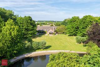 Prachtige eigendom met bos, prachtige tuin, vijver en ruim landhuis bestaande uit inkomhal, bureel, zeer ruime living met open haard,...