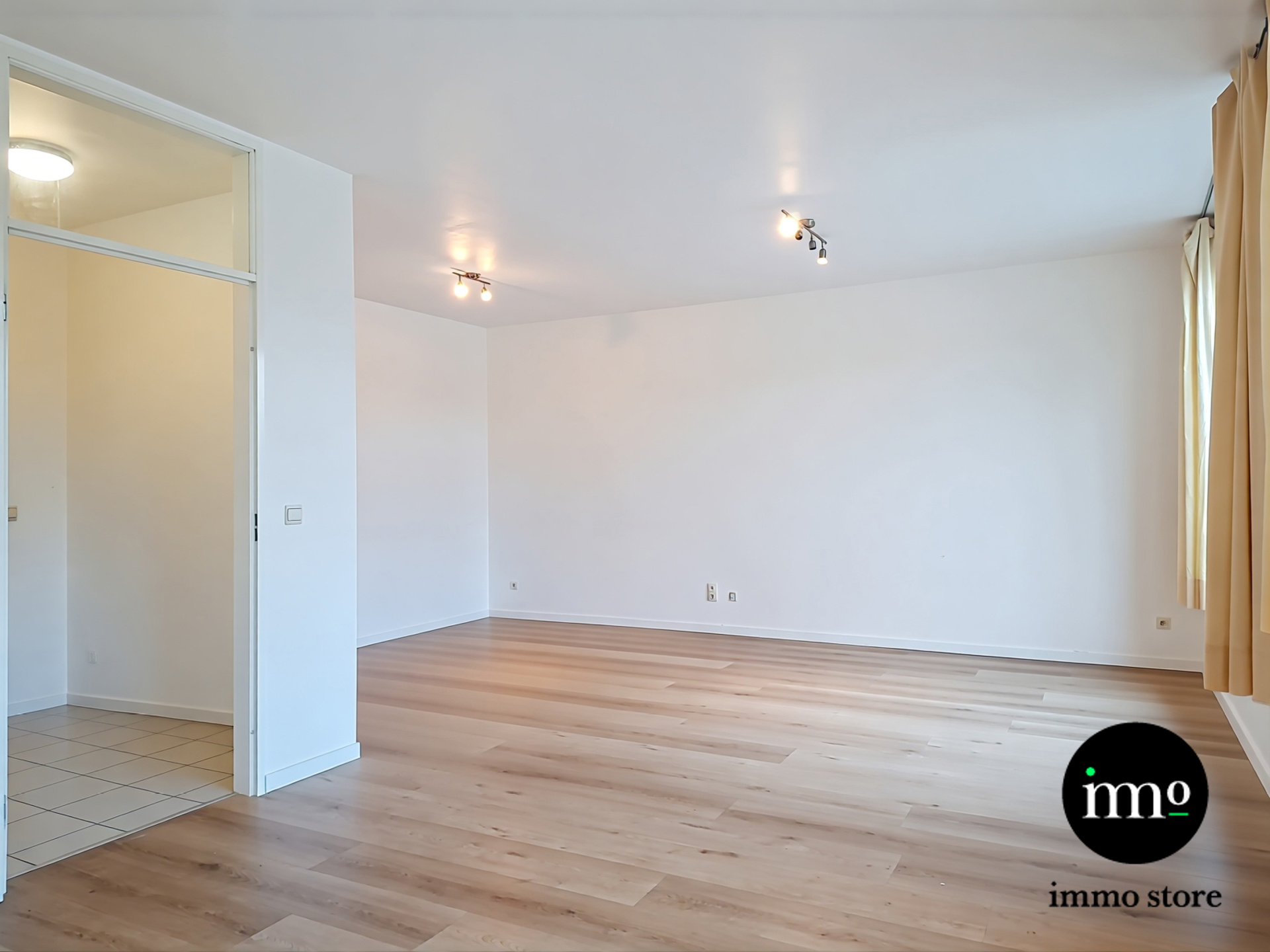 Lichtrijk 1-slaapkamerappartement met parking – Tour & Taxis - foto 2