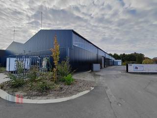 Magazijnruimte met een oppervlakte van 2.750 m² in combinatie met een verhard buitenterrein van +/- 800 m² te huur in Ardooie. De loods met een vrije...