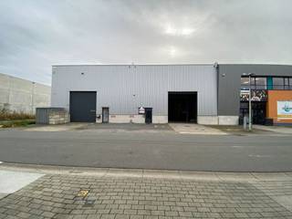 Espace de stockage à louer à Gand - Mariakerke. L'entrepôt de 432 m² a une hauteur libre de 8 mètres, un sol en polybéton, un éclairage, des installations sanitaires, un puits de lumière et des rayonnages STOW. Il y a une mezzanine de 216 m², d'une hauteur de 4,3 mètres, actuellement utilisée comme bureau. Elle est également climatisée, éclairée et équipée d'une kitchenette. Deux autres places de parking se trouvent devant la zone de stockage. La propriété est disponible à partir du 30/11.<br /><br />Si vous êtes intéressé, contactez Structura.biz pour une visite des lieux.