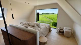 In Wortegem-Petegem bepaalt het landschap het ritme. Vergezichten, groen en ruimte vormen er het decor voor een karaktervolle eigendom die door een grondige renovatie een volledig nieuwe uitstraling kreeg.<br />Bestaande architectuur werd gecombineerd met hedendaagse lijnen, warme houttinten en natuurlijke materialen. Grote raampartijen brengen het daglicht royaal naar binnen en zorgen voor een sterke verbinding met het omliggende landschap.<br />De woning beschikt over drie slaapkamers en twee badkamers en werd tot in detail hoogwaardig afgewerkt. De ruime leefruimtes en keuken worden aangevuld met een afzonderlijk thuiskantoor, een wijnkamer en een koelcel.<br />Ook op het vlak van wooncomfort werd niets aan het toeval overgelaten, met een warmtepomp, vloerverwarming met koeling, airconditioning en energielabel A.<br />Ook buiten zet het verhaal zich verder. Het karaktervolle bijgebouw met rieten dak, zichtbaar houten gebinte en grote stalen glaspartijen vormt een bijzonder onderdeel van de eigendom. Daarnaast zijn er paardenstallingen, uitgestrekte weides en een kleine boomgaard.<br />Het terras en de ruime overdekte buitenruimte bieden alle mogelijkheden om volop van de omgeving en de open vergezichten te genieten. Een toegangspoort zorgt daarbij voor de nodige privacy.<br />Met een totale grondoppervlakte van 8.568 m² biedt deze eigendom een bijzondere combinatie van hedendaags wooncomfort, karakter en landelijk wonen.<br />Bosstraat 1, Wortegem-Petegem<br /><br />Bezoeken zijn mogelijk op afspraak.<br />Neem contact met ons op voor meer informatie of een bezoek ter plaatse.<br />info@planenbouw.be | 056 980 271
