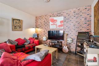 <p><span>ZWIJNDRECHT (Burcht)</span></p><p><span>Mooi gerenoveerd Appartement in Burcht, Heirbaan 116 bus 0101 : Uw Plekje Aan De Schelde Oevers!</span></p><p><span>Ben je op zoek naar een betaalbare woonplek in de nabijheid van Antwerpen ?  Zoek niet verder! Dit ruime appartement met 2 slaapkamers gelegen op de 1</span><span><sup>ste</sup></span><span> verdieping wacht om ontdekt te worden. </span></p><p><span>Of u nu op zoek bent naar een comfortabele thuis voor uzelf of u kijkt uit naar een slimme investering, Dit appartement heeft het allemaal!</span></p><p><span>Is deels moment gerenoveerd. Nieuwe foto's volgen van zodra de werken zijn afgerond !</span></p><p><span>Kenmerken van dit appartement :</span></p><p><span>·         Ruime woonkamer - perfect om te ontspannen en te vermaken </span></p><p><span>·         Volledig ingerichte keuken (met koelkast en oven) - laat uw culinaire creativiteit de vrije loop </span></p><p><span>·         Badkamer met dubbele wastafel en ligbad - voor ontspanning na een lange dag </span></p><p><span>·         2 gezellige slaapkamers - ideaal voor u en uw gasten </span></p><p><span>·         Een handige berging - voor al uw opslagbehoeften </span></p><p><span>·         Hoogwaardige afwerking - met mahonie fineerdeuren en natuurstenen vloeren</span></p><p><span>·         Voorzien van </span><span>7 privatieve zonnepanelen</span><span> </span></p><p><span>·         </span><span>nieuwe zeer energiezuinige warmtepomp MIDEA (A+++ label). Wandmodel met koeling en bediening via WIFI of afstandbediening. EPC : A.</span></p><p><span>·         Bonus : mogelijkheid tot aankoop garage.  Dit staat garant  voor de veiligheid van uw voertuig.</span></p><p><span> </span></p><p><span>Geweldige locatie :</span></p><p><span>·         Gemakkelijke toegang tot bussen naar Temse, Sint-Niklaas en Antwerpen</span></p><p><span>·         Treinstation op minder dan 2 km afstand</span></p><p><span>·         Diverse winkels, supermarkten, apotheken en meer in de buurt</span></p><p><span>·         Minder dan 1 km naar de autosnelweg</span></p><p><span>·         Omgeven door groene ruimtes en naast sportpark De Wallen met tennisbanen en voetbalvelden</span></p><p><span> </span></p><p><span>Investeringskans :</span><span> Dit pand is niet alleen een perfecte plek om te wonen, maar het is ook een geweldige investeringsopportuniteit met een bruto-rendement van 4,057%. Verhuurd sinds september 2008.</span></p><p><span>Grijp nu uw kans en maak van dit prachtige appartement uw eigen stukje paradijs. </span></p><p><span> </span></p><p><span>Neem vandaag nog contact op met Martial op 0475 82 76 66 of stuur een mail naar martial@immosafe.be</span></p>