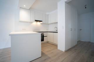 Modern gerenoveerd appartement op de 1e verdieping (geen lift) van een kleinschalig gebouw.Het gebouw is gelegen in dé winkelstraat van Zwijndrecht...