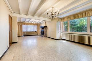 Vous recherchez la maison familiale ultime avec beaucoup d'espace, de caractère et de potentiel ? Cette maison exceptionnellement spacieuse est située sur pas moins de trois parcelles (1524 m²) et, grâce à son aménagement pratique et à sa grande superficie, constitue la maison idéale pour une famille moderne.Avec trois grandes chambres, deux salles de bains et un grenier au potentiel incroyable, vous pouvez réaliser tous vos rêves de vie ici.L'aménagement de la maison :- Sous-sol pratique et frais, idéal pour un rangement supplémentaire.- Une entrée impressionnante et spacieuse avec des peintures originales qui montrent immédiatement le caractère unique de la maison.- Un salon très lumineux, joliment décoré avec des poutres décoratives authentiques et une cheminée chaleureuse.- Un espace cuisine spacieux que vous pouvez moderniser et meubler entièrement selon vos goûts et vos souhaits.- Une belle véranda lumineuse équipée d'une première salle de bain et offrant une vue magnifique et relaxante sur le grand jardin.- Garage intérieur avec accès direct à la maison.Premier étage :- Trois chambres spacieuses à part entière avec beaucoup de lumière.- Une deuxième salle de bain fonctionnelle- Un grand grenier au potentiel incroyable. Cet espace est parfait pour créer une quatrième chambre spacieuse, une salle de loisirs ou un bureau à domicile.Bref, une maison avec une base solide comme le roc, prête à être transformée en la maison de vos rêves.Ce bien est soumis à l'obligation de rénovation imposée par le gouvernement flamand pour les bâtiments résidentiels (sauf en cas de démolition dans les 5 ans suivant l'achat). Pour plus d'informations, veuillez consulter le site web de l'Agence flamande de l'Énergie et du Climat via https://www.vlaanderen.be/een-woning-kopen/renovatieverplichting-voor-residentiele-gebouwenRegistre des mesures: non