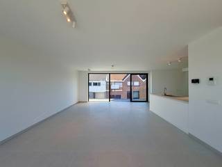 Dit nieuwbouw duplex-appartement is gelegen vlakbij het centrum van Tielt.<br />Diverse winkels, horeca, openbaar vervoer, sportgelegenheid en scholen bevinden zich op enkele ogenblikken van dit appartement verwijderd.<br /><br />Via de gemeenschappelijke inkomhal bereikt u de traphal. Het appartement beschikt over een inkomhal met apart toilet, een lichtrijke woon- en eetkamer met toegang tot het terras en een volledig uitgeruste keuken.<br /><br />Op de bovenverdieping vindt u de nachthal, drie ruime slaapkamers en een badkamer met dubbele wastafel en inloopdouche.<br /><br />Tot slot geniet dit instapklaar duplex-appartement van vloerverwarming, een oprit met aparte fietsenberging en videofoon. <br /><br /><strong>Goed om weten:</strong><br />Basishuurprijs: €950,-/maand<br />Vrij vanaf heden<br /><br /><strong>Is dit het instapklare appartement waarvan u droomt? <br />Twijfel niet langer en leg vandaag uw bezoek vast! </strong>
