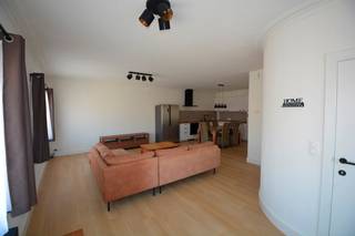 Ruim en instapklaar appartement op de eerste verdieping van een kleinschalig gebouw, bestaande uit: leefruimte met open en volledig ingerichte...