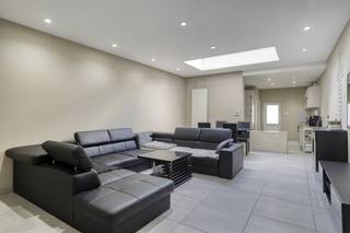 In de Liersesteenweg 128 te Mechelen vindt u deze ruime rijwoning.De woning is gelegen op slechts enkele minuten van het bruisende centrum...