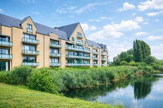 Prachtig appartement te huur in Lokeren, gelegen aan de Oude Bruglaan met een schitterend uitzicht op het Molsbroek. Dit appartement biedt een aangename woonomgeving en heeft veel te bieden.<br /><br />Bij binnenkomst vind je een inkomhal die leidt naar de ruime en lichte woonkamer en ingerichte keuken, die is voorzien van parketvloeren. Daarnaast is er een berging waar je extra opslagruimte hebt.<br /><br />Het appartement beschikt over een recent vernieuwde badkamer. Verder zijn er twee slaapkamers met laminaatvloeren, wat zorgt voor een warme en comfortabele sfeer.<br /><br />Een terras biedt de mogelijkheid om buiten te ontspannen en te genieten van het prachtige uitzicht op het Molsbroek. Daarnaast is er ook een autostaanplaats beschikbaar, zodat je je voertuig veilig kunt parkeren.<br /><br />Het appartement is beschikbaar vanaf 07/2026. De huurprijs bedraagt €850 per maand, en er zijn vaste kosten van €50 per maand.<br /><br />Als je geïnteresseerd bent in dit appartement en meer informatie wilt ontvangen of een bezichtiging wilt regelen, aarzel dan niet om contact met ons op te nemen.