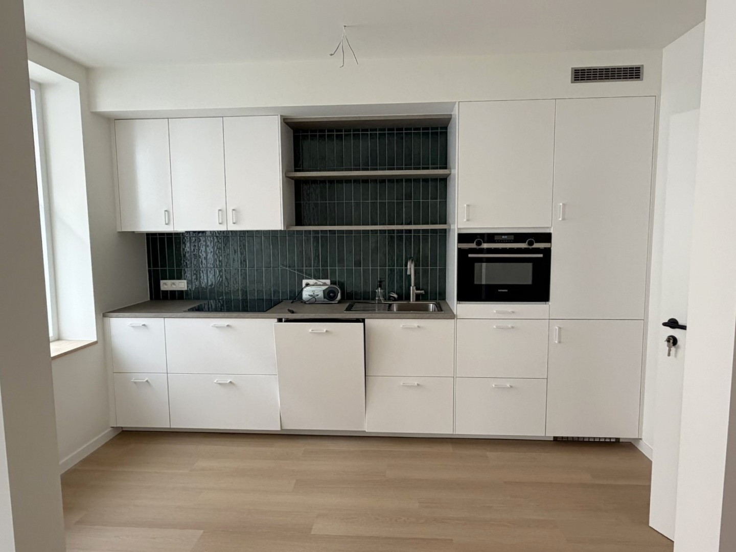 Gelijkvloers appartement met 2 slpk, koer en garagebox - foto 4