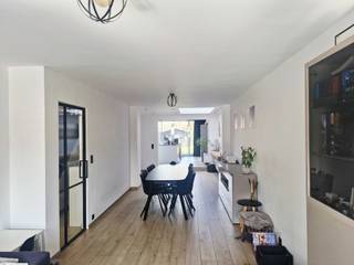 Deze volledig gerenoveerde woning combineert moderne afwerking, ruimte en comfort op een centrale maar rustige ligging in Boom.De woning werd de...